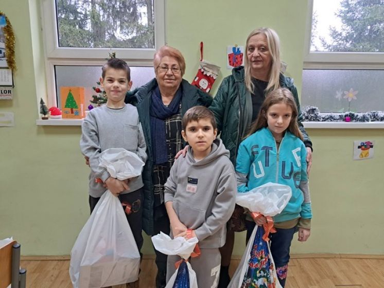 НОВОГОДИШЊИ ПАКЕТИЋИ ЗА УЧЕНИКЕ ИО КРСТАЦ